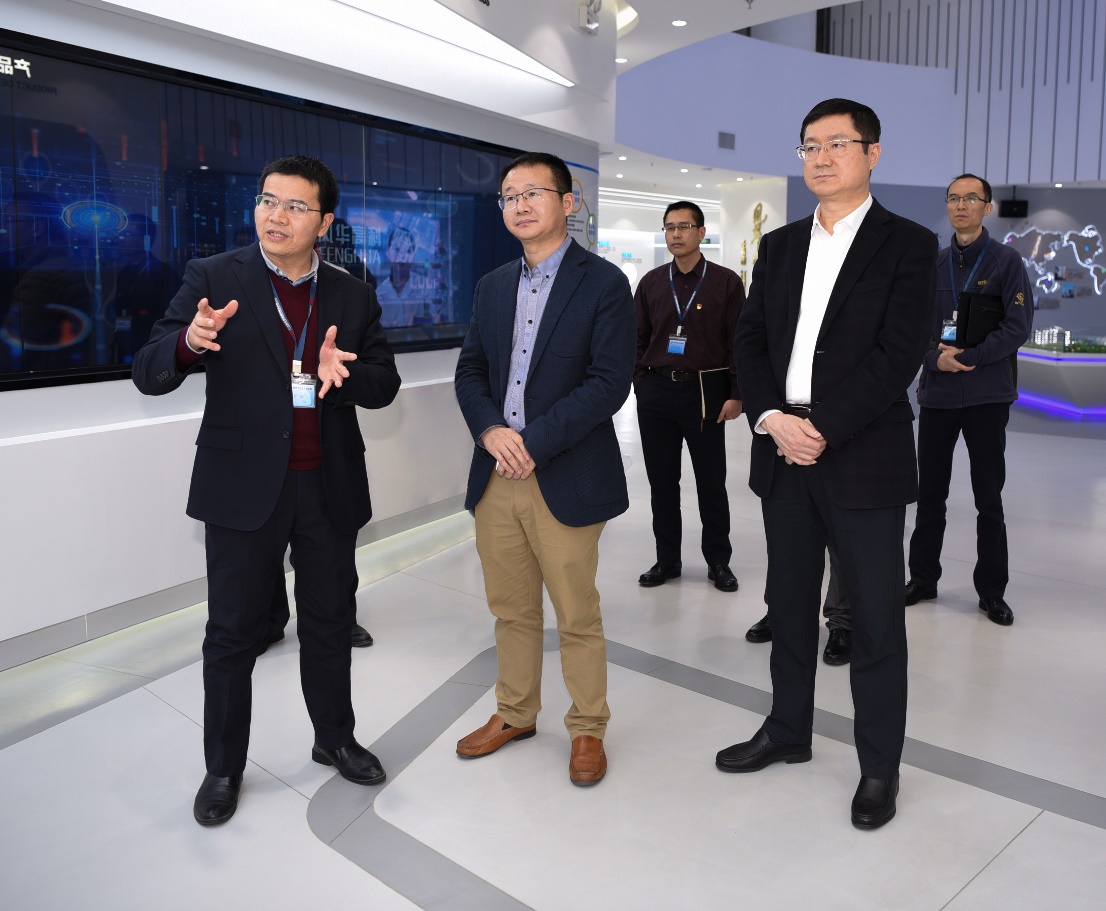 省工信廳總工程師董業民到風華高科調研